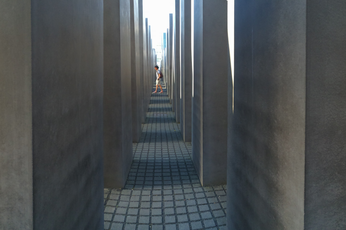 Persona paseando por el monumento memorial holocausto Berlín