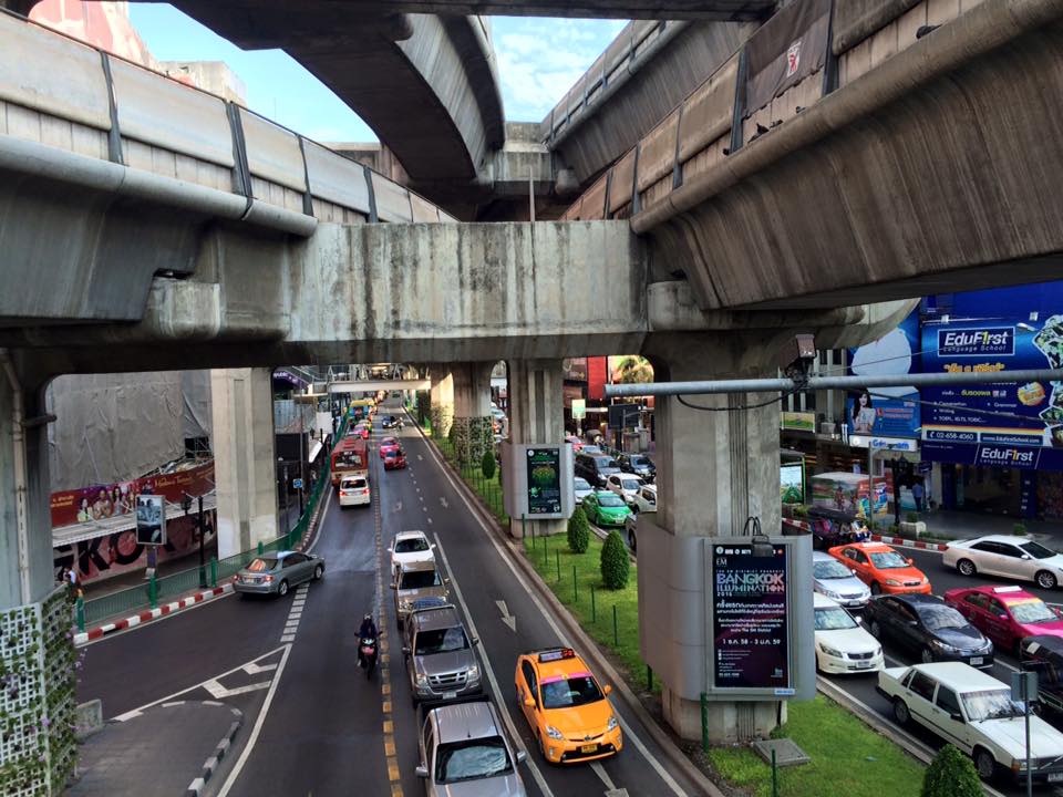 Tráfico en carretera de Bangkok