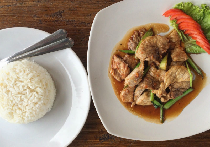 Plato de cerdo con arroz blanco