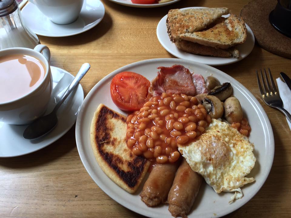 Uno de los sitios donde comer en Edimburgo es Luscious, donde hacen este desayuno escocés