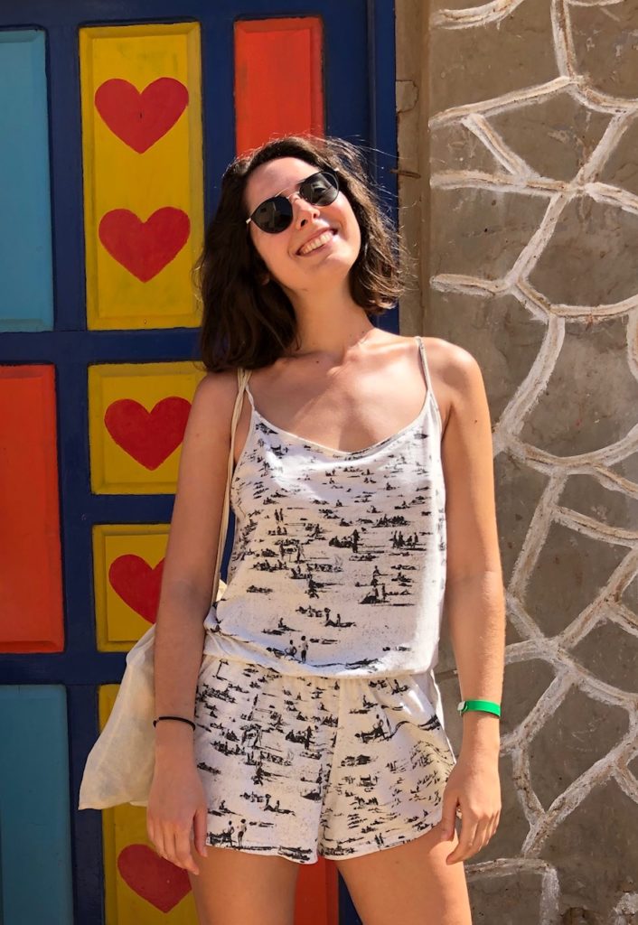 la influencer de viajes alicia zunzunegui en una puerta de colores en cabo verde