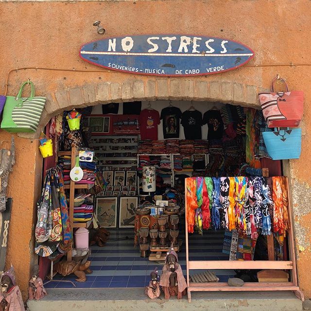 tienda de souvenirs con el lema de cabo verde no stress en isla de Sal