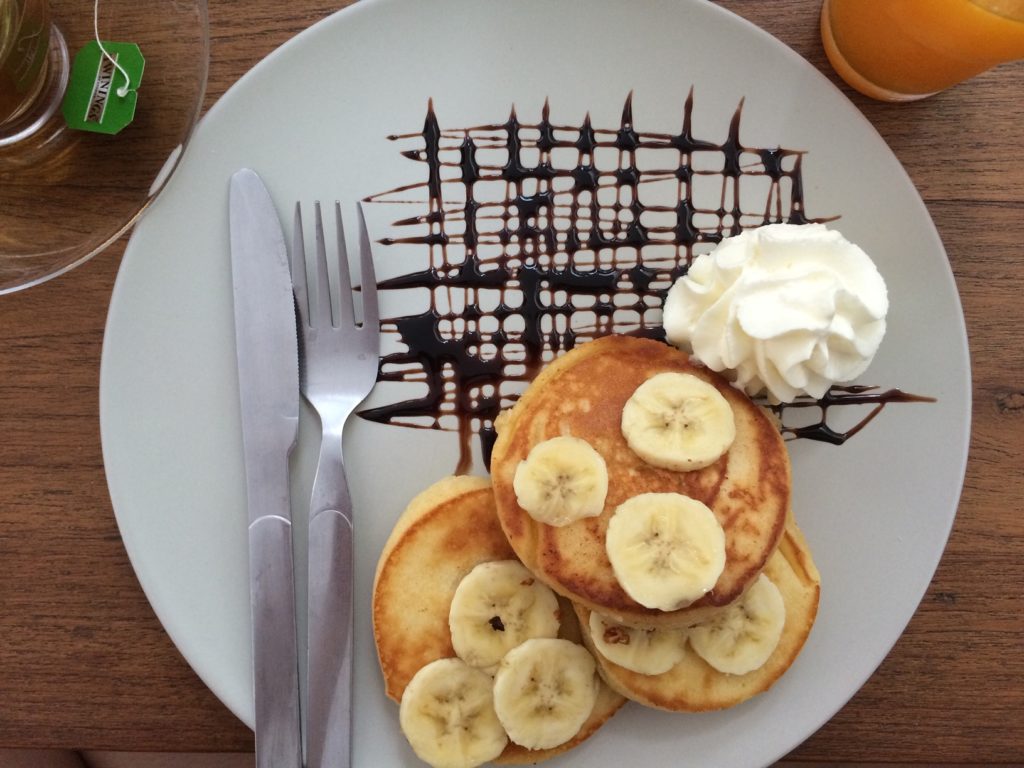 plato con banana pancakes es el desayuno de chern hostel, bangkok