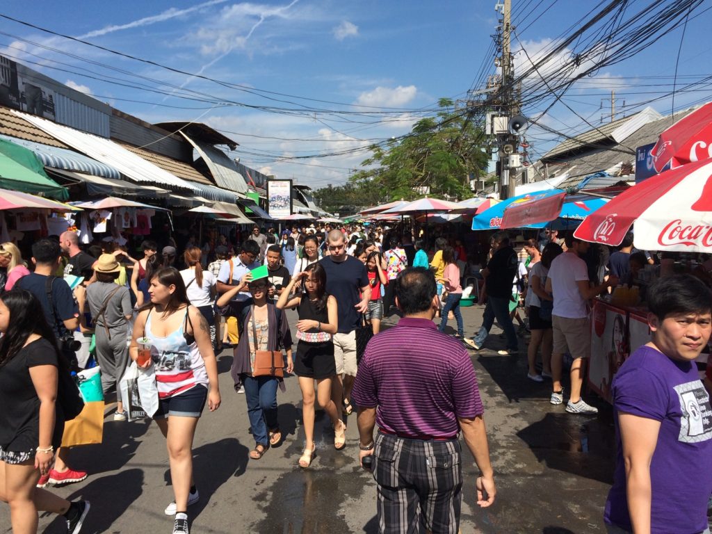 Gente andando por chatuchak market  en Bangkok