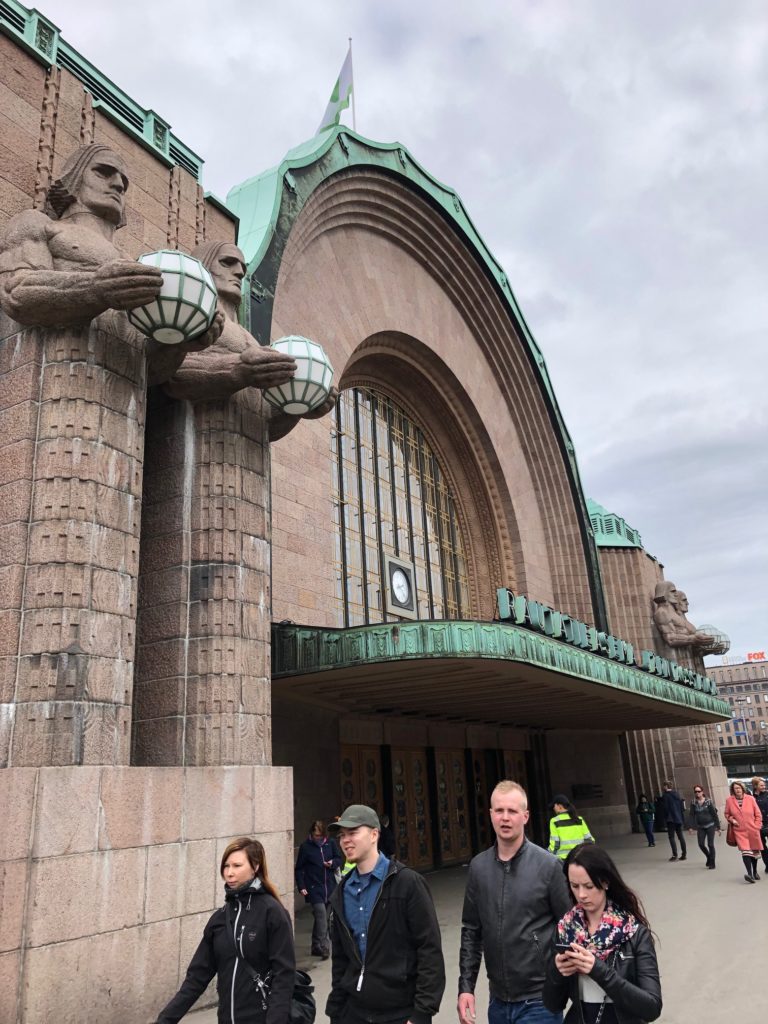 entrada principal de la estación central de tren de helsinki