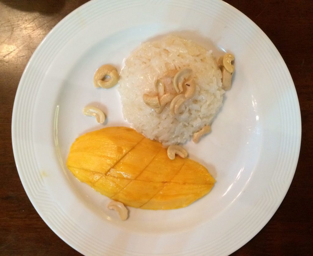 plato de arroz con mango que comer en Tailandia