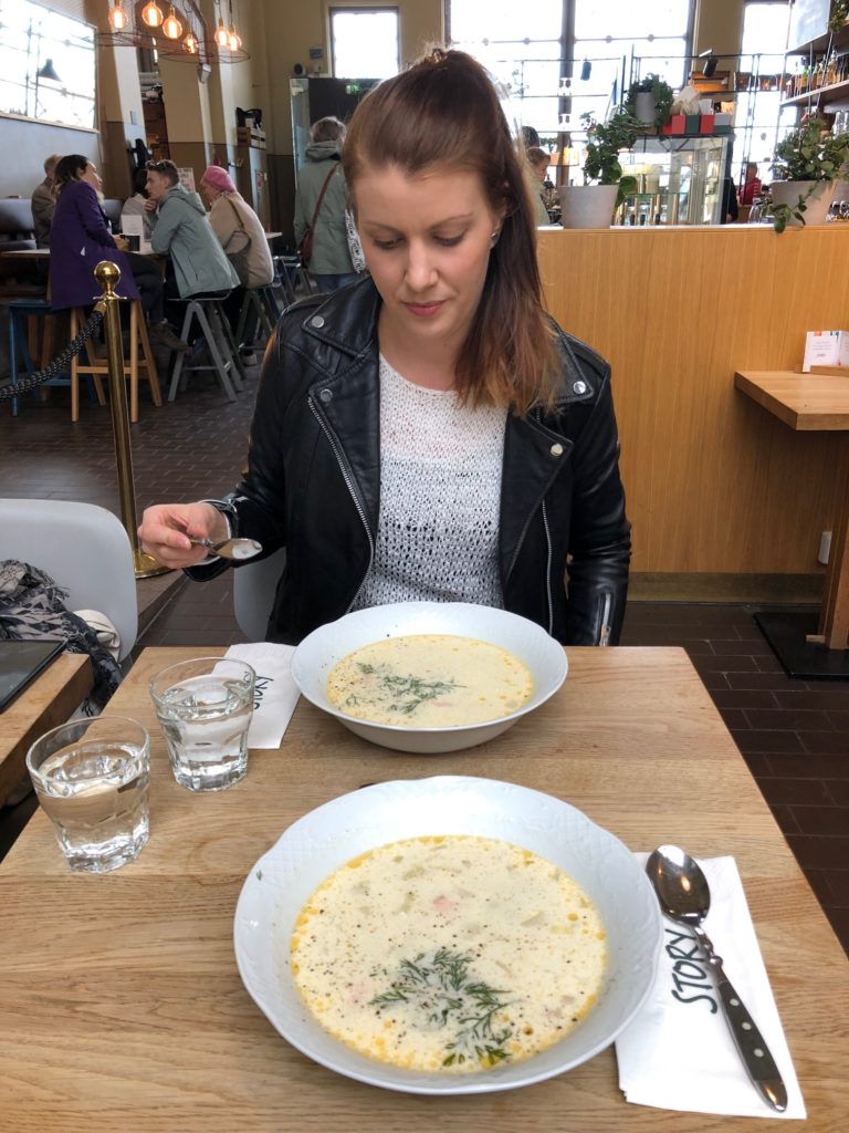 chica finlandesa comiendo sopa de salmón