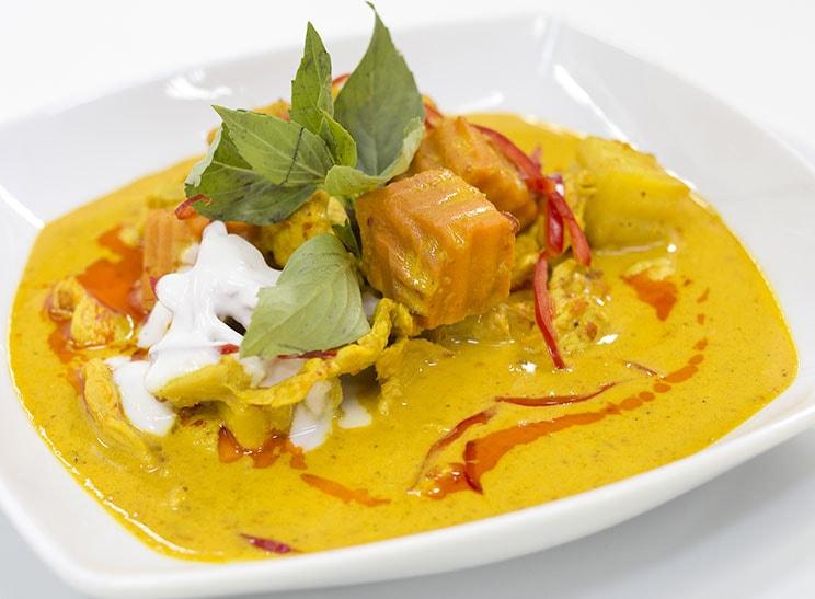 plato de curry amarillo 