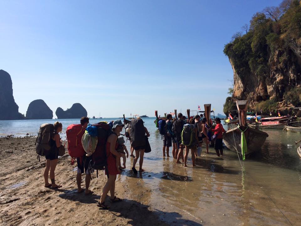 mochileros cogiendo un barco en tonsai beach, cómo organizar un viaje a Tailandia