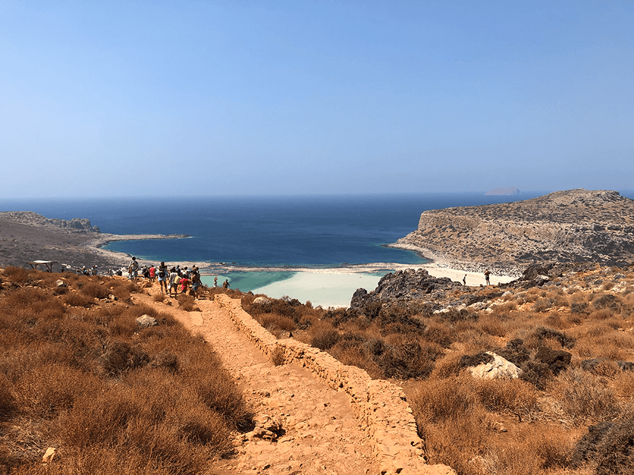 camino de tierra andando para llegar a Balos