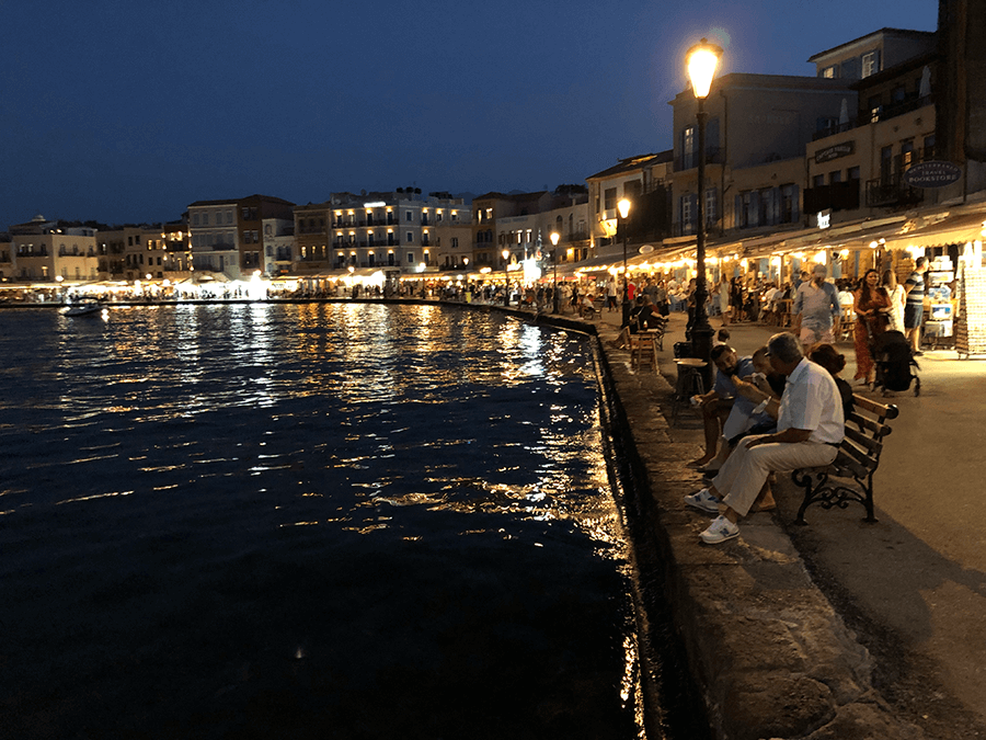 puerto de chania de noche