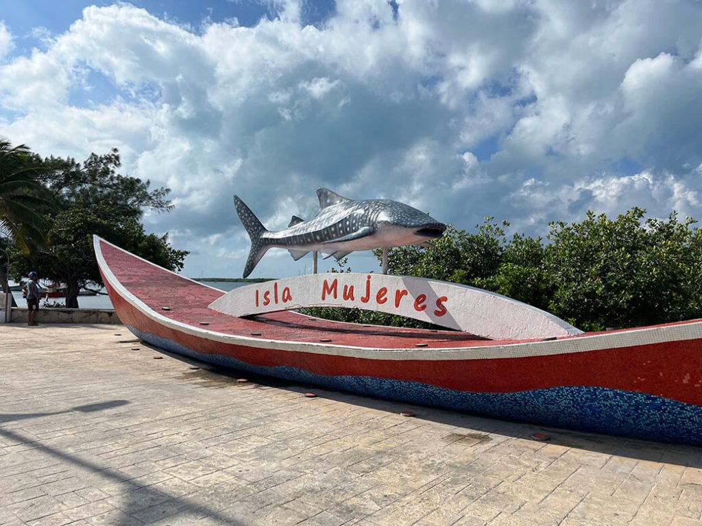 monumento tiburón ballena