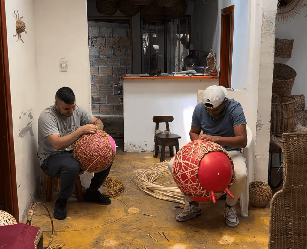 Artesanos de la cestería trabajando en su taller